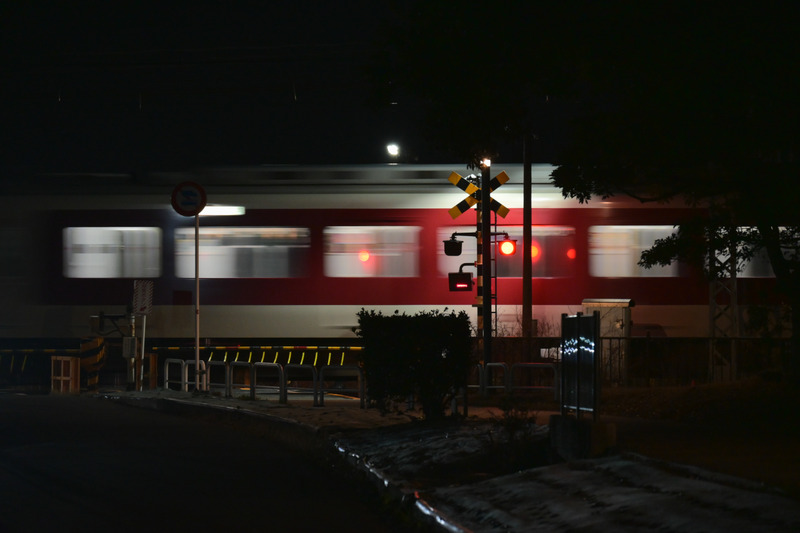 夜间经过道口的列车
