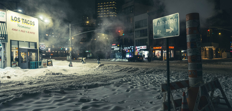 积雪覆盖的夜间街口