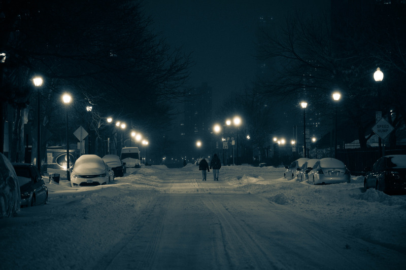 路灯下绵延的积雪街道
