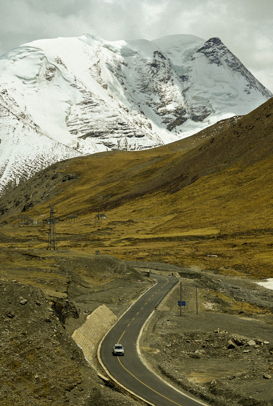 雪山下蜿蜒的公路